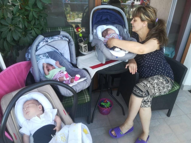Трите бебета са вече вкъщи - тройно щастие за Димитринка и Светослав